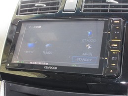 ケンウッドメモリーナビ(MDV-X701W)が装着されております。AM、FM、CD、DVD再生、フルセグTV、Bluetoothがご使用いただけます。初めて訪れた場所でも道に迷わず安心ですね！
