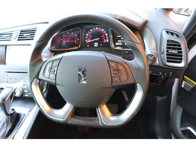 マルチファンクションステアリング・クルーズコントロール・パドルシフト