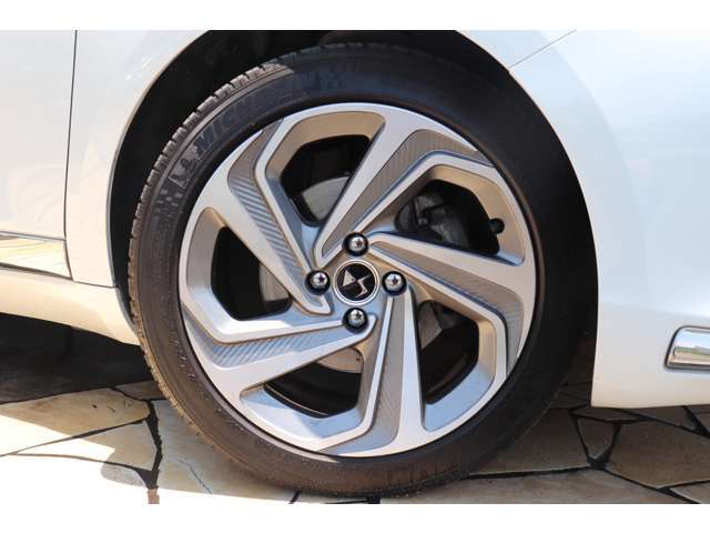 純正18インチアルミ