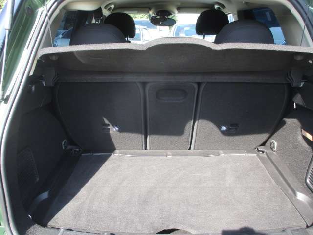 荷室の大きさは広々としていて、日常使いはもちろん荷物が多いときなどにも不便はありません。