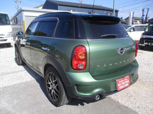 お客様に低価格でおクルマをご提供するため少人数で営業しております。鈑金工場で作業、仕入や納車でお店に不在の場合もございますのでご来店時には一度ご連絡してからご訪問下さい。