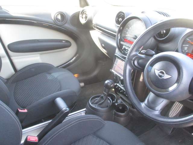 当店は整備工場も保有しており、車検から日常点検・オイル交換など環境が整っています安心してお任せ下さい。