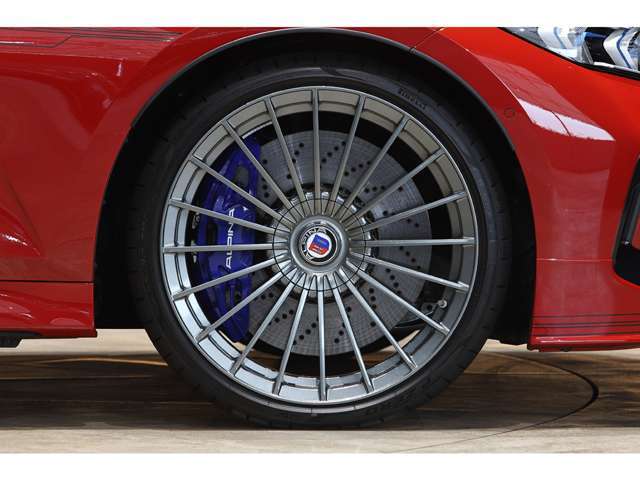 48Vのバッテリーとベルト駆動のスタータージェネレーターからなるこのシステムは、定速走行時にはエンジンへの負荷を減らし効率的な走りをサポートしてくれます。