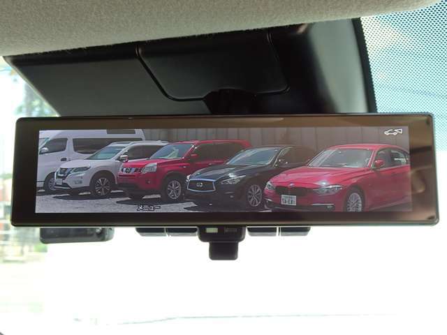スマートルームミラー・車内の状況に関わらず、車両後方にあるカメラの映像をルームミラーに移します。