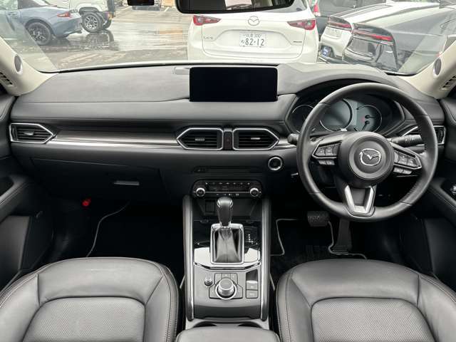 お待たせいたしました！人気のCX-5が入ってきました！フル装備でサンルーフ付の豪華装備の1台です☆
