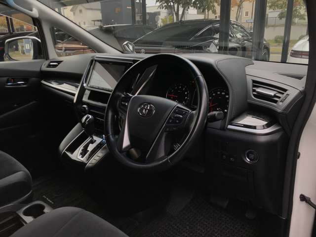 シックな色使いの運転席周りですね。すっきりとしたデザインで上品な色使いです。居心地の良い運転席、長く座ってられるリラックスできるデザインがいいです