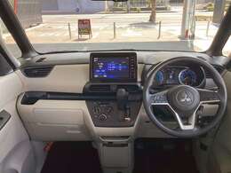 インパネシフトですので、運転席足元もゆったり、広々快適です♪助手席へのウォークスルーも楽々可能！