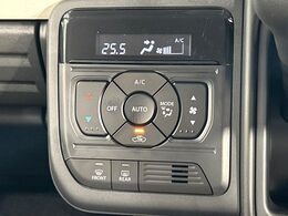 【オートエアコン】一度お好みの温度に設定すれば、車内の温度を検知し風量や温度を自動で調整。暑い…寒い…と何度もスイッチ操作をする必要はありません。快適な車内空間には必須の機能ですね♪