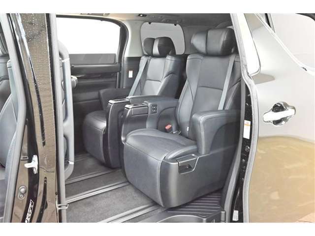 ゆとりある広々とした車内空間は、ドライブを始め買い物やレジャーなど、幅広く活躍します。一人でもみんなとでもお出かけを楽しみましょう！
