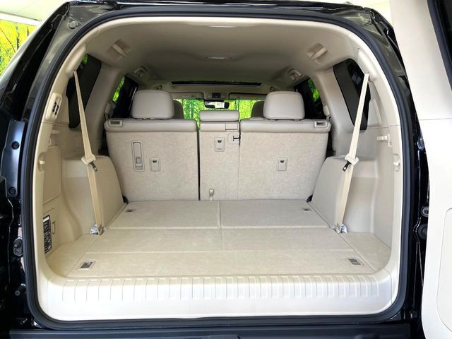 普段のお買い物や通勤、送迎等に十分な荷室スペースを確保しております。3列目を倒すと、大きな荷物の積載も可能です♪