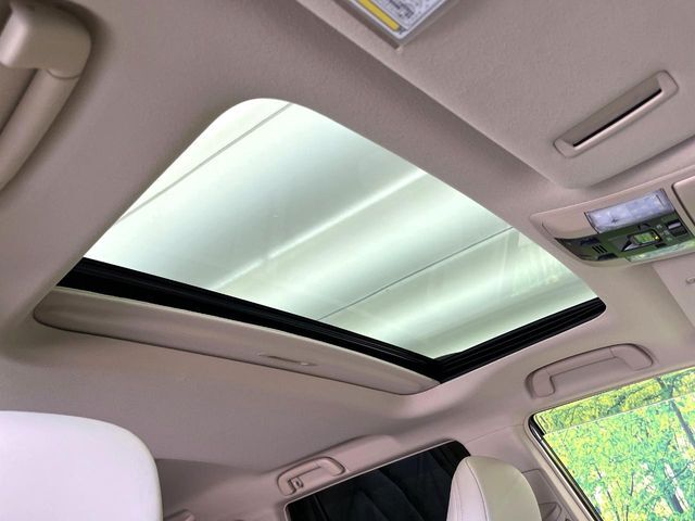 【サンルーフ】開放感たっぷりの希少装備、サンルーフが装着されています！車内に明かりを取り入れたり景色を楽しむ以外にも、車内の空気も簡単に換気できて快適です！
