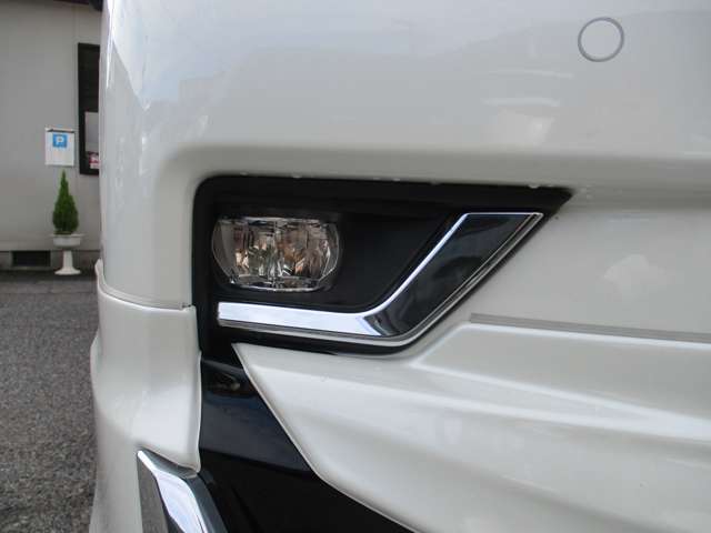 ライトのくすみや小さな傷など、くすんだレンズもある程度まで綺麗に復活します♪お車のライトが気になる方はお気軽にご相談下さいね♪