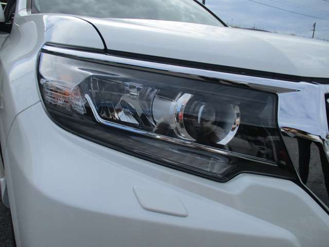 ヘッドライトのくすみや小さな傷など、くすんだレンズもある程度まで綺麗に復活します♪お車のライトが気になる方はお気軽にご相談下さいね♪