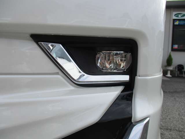 ライトのくすみや小さな傷など、くすんだレンズもある程度まで綺麗に復活します♪お車のライトが気になる方はお気軽にご相談下さいね♪