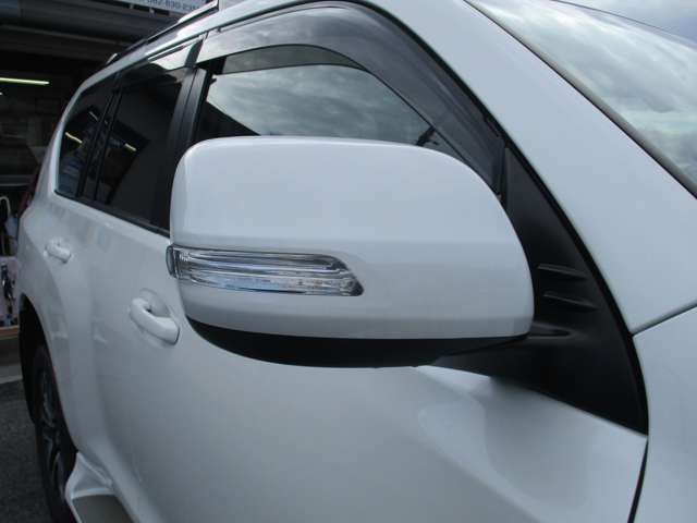 電動格納＆ミラー角度調整機能つき！