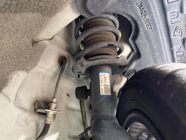 お車を安心してお乗りいただく為には、足回りの定期点検が欠かせません。サービスサポート（有償保証）では無料点検もご提供しており、安心のカーライフをお過ごしいただけるサポート体制が整っています。