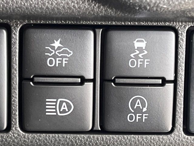 【アダプティブハイビーム】遠くまで明るく照らすハイビームを先行車や対向車に照射しない様、自動で調整！毎回手動で切り替える必要がなく、夜間走行時のストレスも軽減。安全性向上にも寄与します。