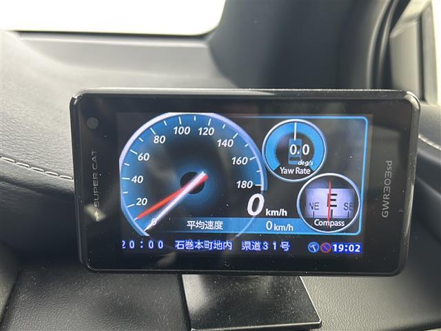 【レーダー探知機】公道に設置されたオービス（自動車の速度違反を自動で取り締まる装置）などの速度取り締まり装置から発せられるレーダー波を探知して教えるアイテム