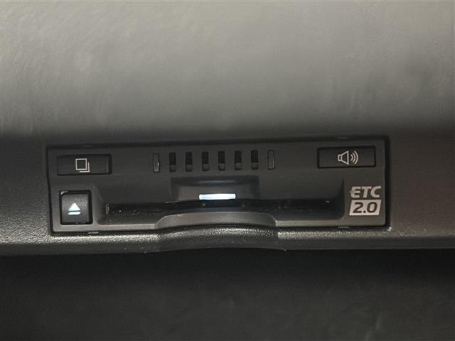 【ETC2.0（DSRC）】ETCカードを挿入すれば料金所はノンストップで通過できます。ETC限定の割引や、高速道路の情報提供サービスを利用できます。