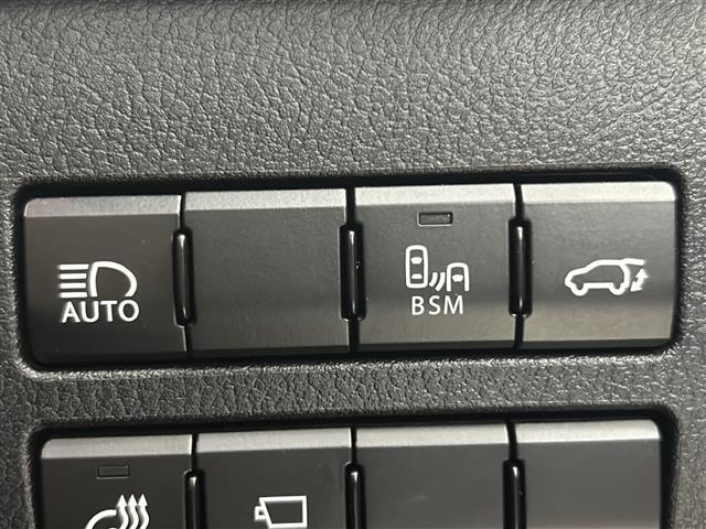 【オートマチックハイビーム（AHB）】フロントウインドウガラス上部に設置された前方カメラにより、前方車両のランプや街路灯などの明るさを判定し、自動的にハイビームとロービームを切り換えてくれます！