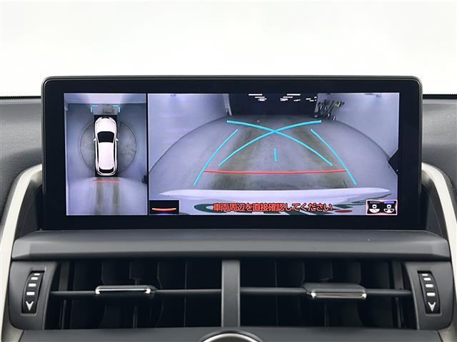 【アラウンドビューモニター】まるでクルマを真上から見下ろしたかのような視点で駐車をサポートします！クルマの斜め後ろや真横など、前後左右の4つのカメラの映像が合成されて、モニターに映し出されます。