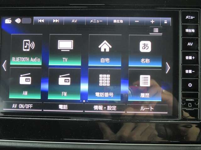 日産純正メモリーナビゲーションです♪目的地まで案内するナビゲーション機能の他にフルセグ画質で楽しめるTVやBluetooth Audioなど多彩な機能が満載で運転を快適にサポートしてくれます☆