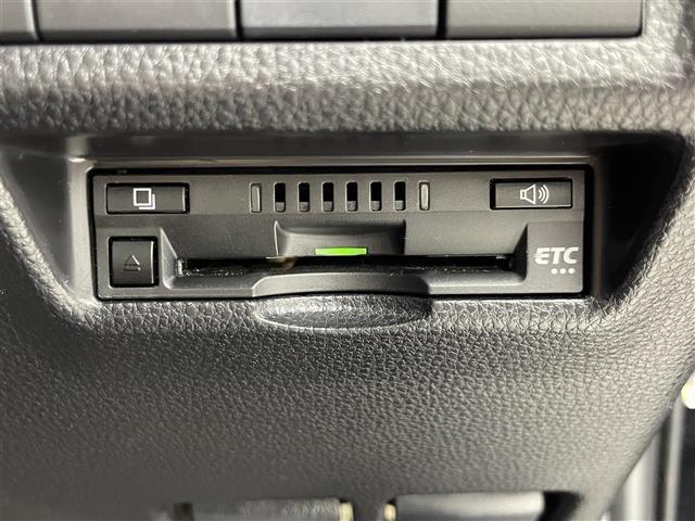 【ETC】有料道路を利用する際に料金所で停止することなく通過できる、ETC車載器（ノンストップ自動料金収受システム機器）が装備されています。セットアップを行うことで利用可能になります。