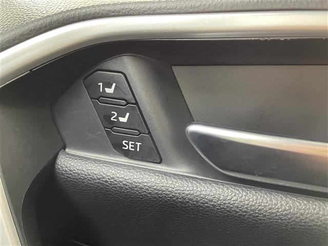 【運転席】座り心地が良いシートなので長時間の運転でも快適にお過ごしいただけます。新品のフロアマットのご注文も可能です。掲載箇所以外にご希望の写真がございましたらお気軽にお問い合わせ下さい。
