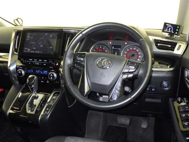 運転の際、常に目にする部分だけにシックで飽きのこないデザインが良いですね。