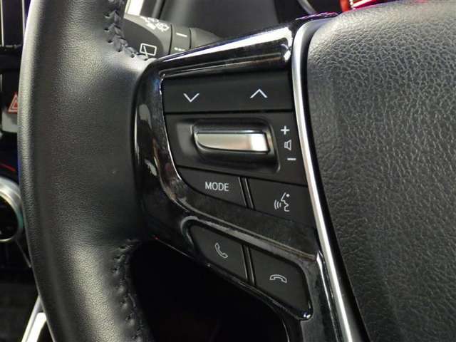 ステアリングスイッチ装備！運転しながら手元でオーディオの操作などができます。