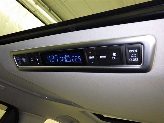 【オートエアコン】お好みの温度に設定して頂くと、車内の温度を自動調整♪快適にクルマの中を過ごして頂けます。