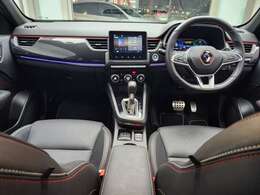 ドアトリムとダッシュボードにはカーボン調パネルを採用し、レッドラインのアクセントがスポーティな印象のインテリア！