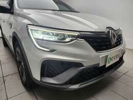 ルノーモデルを強調するCシェイプのデイタイムランプを装備したLEDヘッドライト！