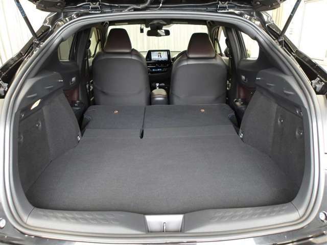 リヤシートを両方倒せば大きな荷物も車載可能です♪