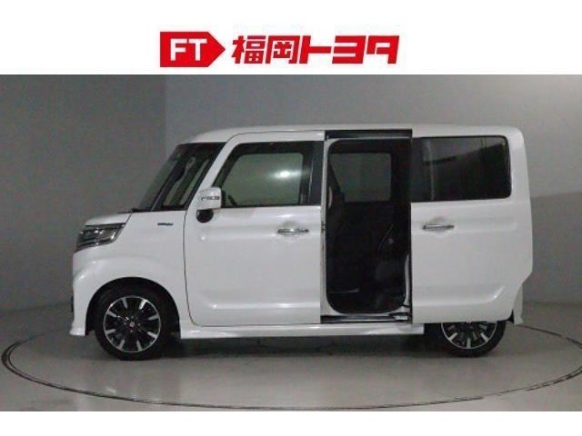 スライドドアは狭い場所での乗り降りにとても便利です。