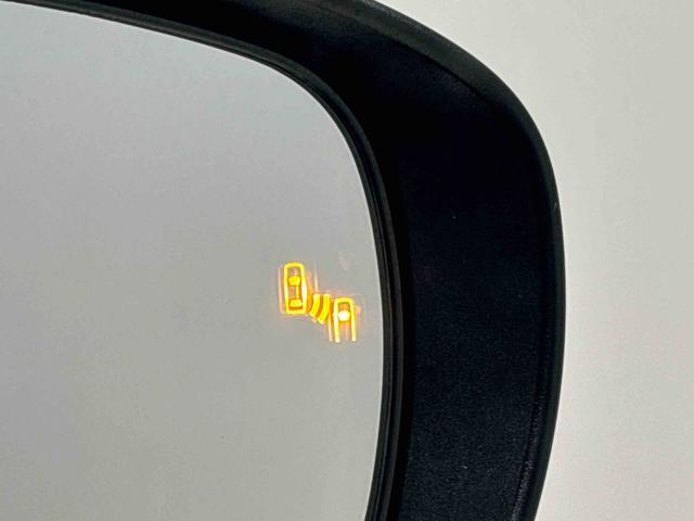 隣接する車線の死角領域を走る或いは急接近する車両を検知、ドアミラーのインジケーターが点灯、車線変更時における安全確認を補助してくれます。