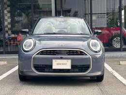 MINIのボンネットはヘッドライト部分に穴が開いている特徴的なもので御座います。MINIの伝統やこだわりがこういったところにも表れております。