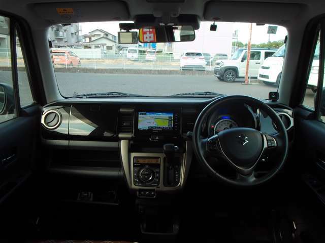 【展示場】納車待ちのお車など、大切に店内で保管して車内クリーニング等を施しております。
