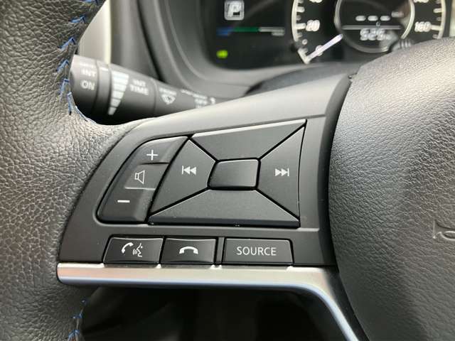 運転中でも音量調整やチャンネル変更がスムーズにできるステアリングスイッチ付き♪