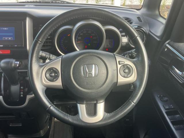 WECARSの展示場では実際に見て、触ってお車をお選びいただけます！知識の豊富な営業スタッフが様々なカーライフをご提案いたします！