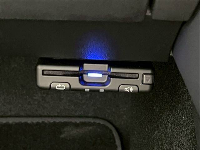 【ETC車載器】を装備しておりますので、ご納車直後からの遠距離ドライブも可能です。土日の利用料金の割引や、朝夕の通行料金を割引料金で高速道路をお楽しみいただけます。