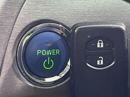 【スマートキー】カバンやポケットに入れたままでもドアの施錠・解錠が可能なスマートキーを装備。エンジンのオン・オフ時もカギを取り出す必要が無いからとっても便利です♪