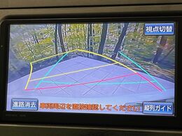 【バックカメラ】駐車時に後方がリアルタイム映像で確認できます。大型商業施設や立体駐車場での駐車時や、夜間のバック時に大活躍！運転スキルに関わらず、今や必須となった装備のひとつです！