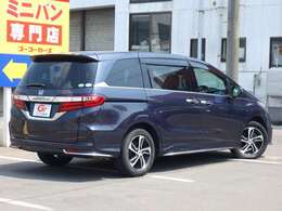 後席の窓ガラスはプライバシーガラスになっています。車内を見えづらくすることでプライバシー保護に役立ち、なおかつ冷房の効果を高めてくれる効果もあります！