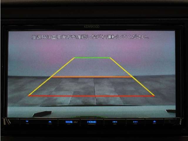 バックカメラ搭載です！車庫入れが苦手な人はもちろん、車両感覚に自信がある人にもお勧めです！見えない箇所が見えるようになるので、低い障害物や隠れてしまっている子供の存在等にも気付く事が出来ます。