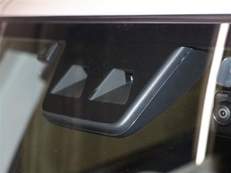 ステレオカメラで車（作動域4～80km）昼歩行者（作動域4～50km）を認識。運転者による回避行動が無い場合事故回避や衝突被害軽減を支援します※システムだけに頼らず安全運転を心掛けて下さい