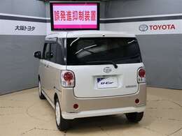 約10km/h以下で前方約4m以内に障害物あるのにアクセルペダルを必要以上に踏み込んだ場合、後方は約2～3m先に壁などの障害物があるのに必要以上にペダルを踏み込んで後退した場合に急発進を抑制します。