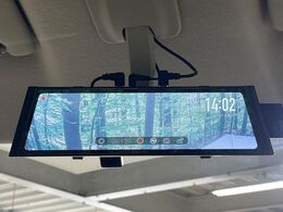 【インテリジェントルームミラー】後席の大きな荷物や同乗者で後方が確認しづらい時でも安心！カメラが撮影した車両後方の映像をルームミラー内に表示。クリアな視界で状況の確認が可能です！