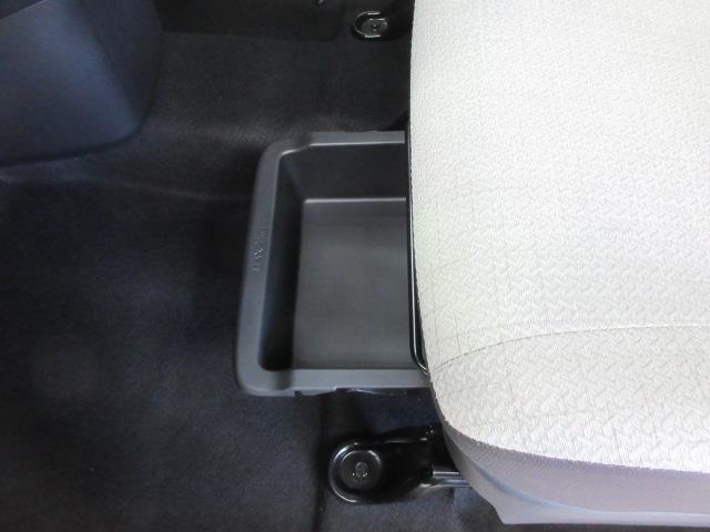 助手席のシート下に引き出し収納が付いています。