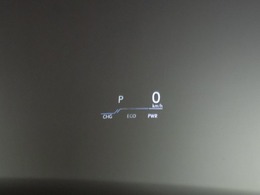 ヘッドアップ・ディスプレイ（HUD）現在のスピードや、前方の車線情報など、運転に必要な情報を、目の前のウインドウガラスに表示する機能です。これにより、目線の移動が少なく済み、安全です。